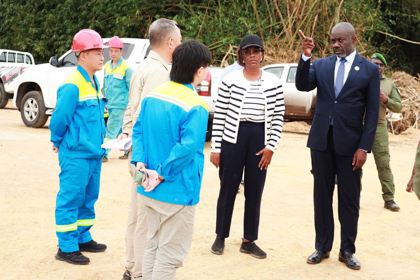 Le Ministre des Mines, Gilles NEMBE et la Ministre Commerce Parfaite AMOUYEME OLLAME, à Ndjolé 14 août 2024 © DR