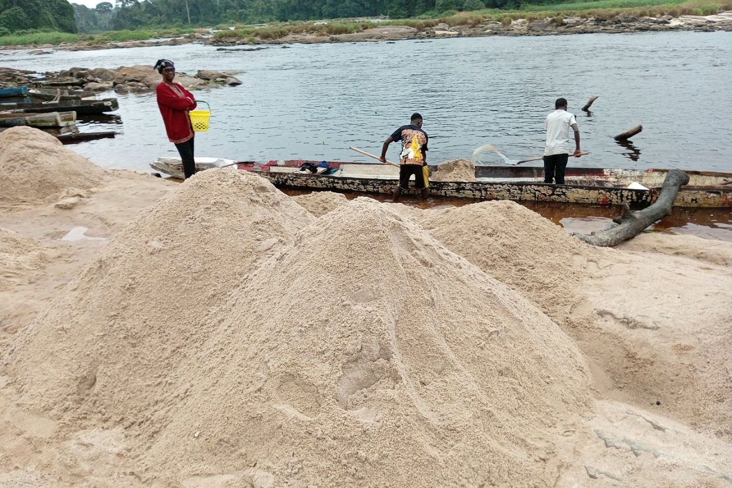 Makokou : l'extraction de sable comme moyen de vaincre l'oisiveté